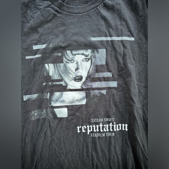 Taylor Swift Black M “reputation stadium tour” T-Shirt - Picture 3 of 4